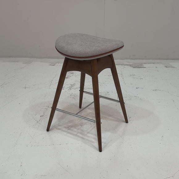 เก้าอี้บาร์ bar chair walnut in classic room